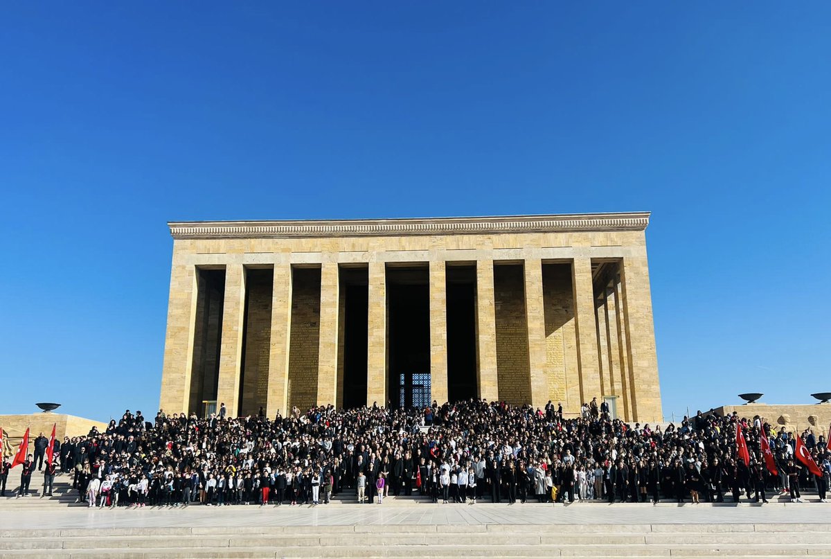 Bugün Sayın Genel Müdürümüz <a href="/nilcicek/">Nil Çiçek Uykutan</a> hocamızın liderliğinde <a href="/UgurOkullari/">Uğur Okulları</a>  olarak 
Türkiye’nin dört bir yanından gelen Uğurlu öğrencilerimizle beraber Atamızın huzurundaydık. 

Saygı, sevgi ve minnetle 🙏

#ugurluolmak💜 
#uğurdaaktifyaşam