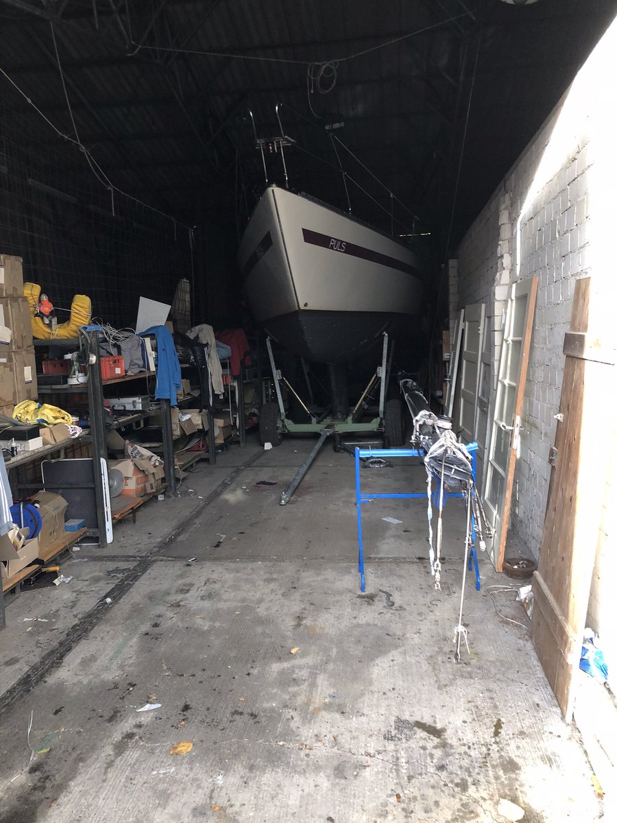 Das Boot im Schuppen bedeutet, dass die Eisbadesaison fuer den alten Mann begonnen hat.