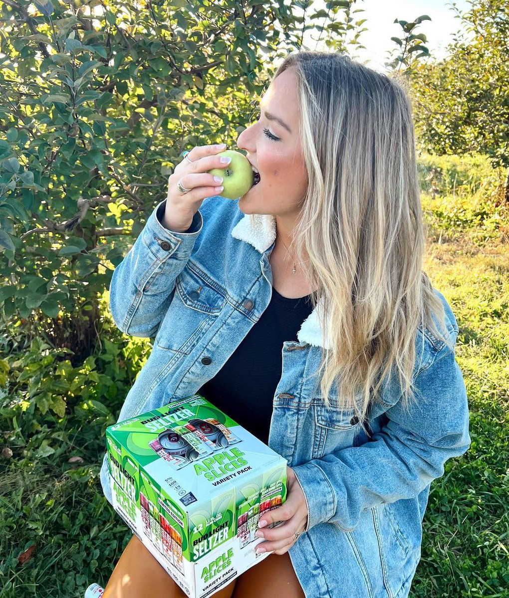 An 🍏 a day keeps the pumpkins away. That's why you should #ChooseAppleSlices 
📸: <a href="/emmapoirierr/">Emma Poirier</a>