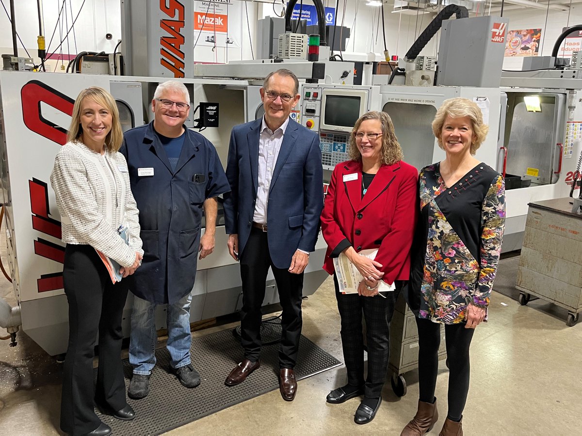Today we showed off manufacturing labs on campus. Hennepin Tech Interim president Joy Bodin (second from right) welcomed Bob Kill (center), CEO of <a href="/Enterprise_Minn/">Enterprise Minnesota</a>.
We're happy to partner with industry leaders.
#manufacturing #handsontraining #CTEworks <a href="/MinnStateEdu/">Minnesota State</a>