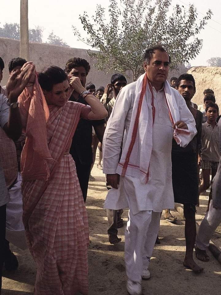 DrVijaiShanker2's tweet photo. @RaveeshShukla @RahulGandhi @priyankagandhi विश्व के सबसे गौरवशाली राजनैतिक परिवार #गाँधीपरिवार पर हमें गर्व है 
देश के लिए देश के साथ 
हमेशा सच के साथ 
जहाँ त्याग तपस्या बलिदान एक बहुत ही  गौरवशाली परंपरा है 
🇮🇳💝🤝💖🇮🇳
#ProudOfYou 
@RahulGandhi
#MyLeaderRahulGandhi 
@priyankagandhi 
#MyLeaderPriyankaGandhi 
🇮🇳💝🤝💖🇮🇳 https://t.co/WgMKN0Fvbp