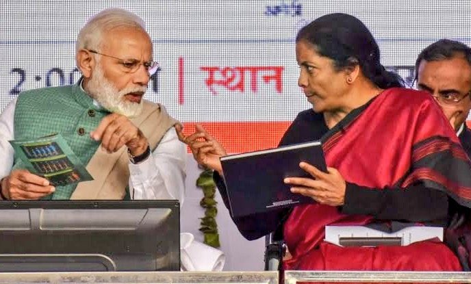 12thbipartitewa's tweet photo. N Sitharaman ~ Sir Bankers ka #12thBPS due ho gaya hai.

Modi ~ Itni jaldi? Abhi last month to #11thBPS discuss ho raha tha. 
Is hisaab se to agle mahine tak kahin #13thBPS ki demand na hone lag jae.

#12thBPS #12thbipartite #5daysbanking https://t.co/fqkRP9S9lS