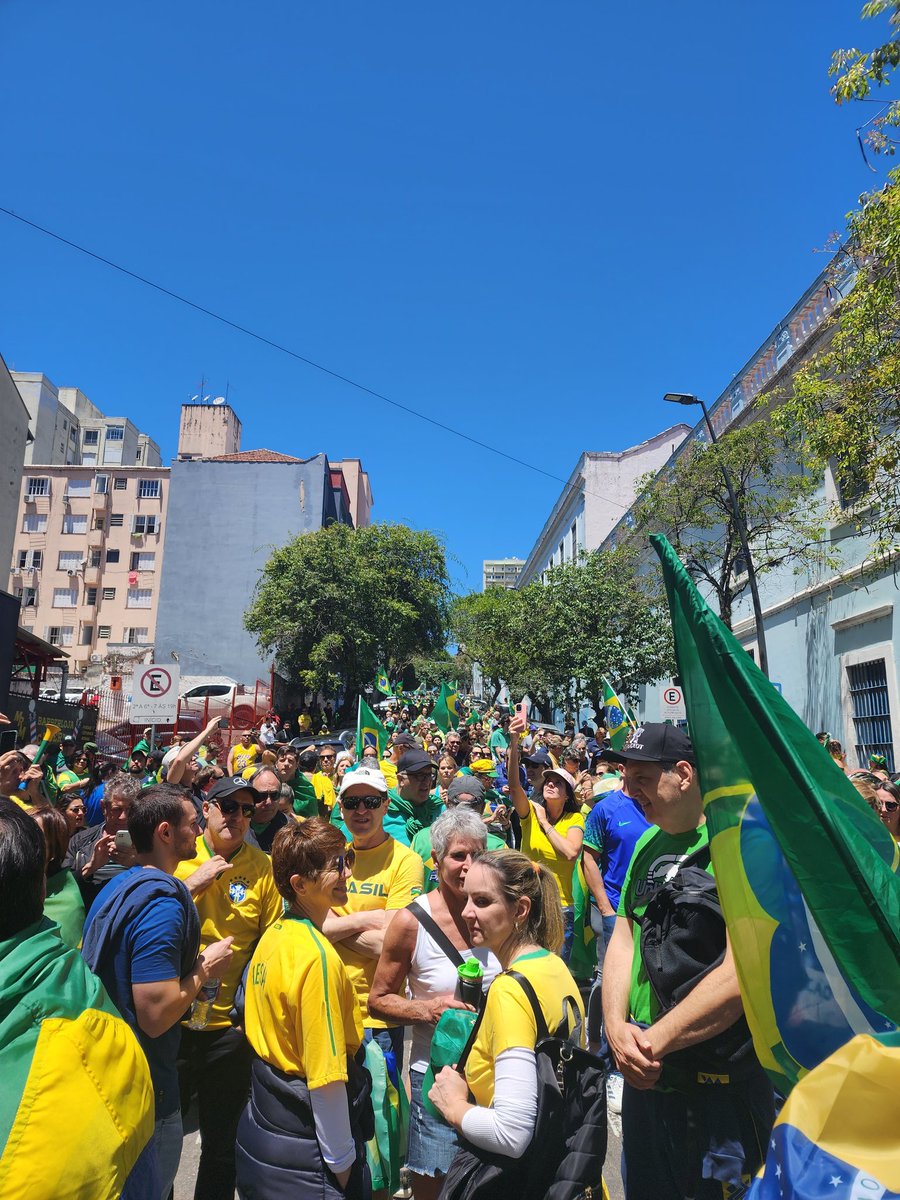 A postagem sobre a manifestação de hj desapareceu.Vai de novo: coisa mais linda a manifestação pacífica, legítima e democrática tomou as ruas do Brasil e do centro de Porto Alegre Recado tá dado pro governo eleito pela campanha + suja e com o jurídico + parcial de todos os tempos