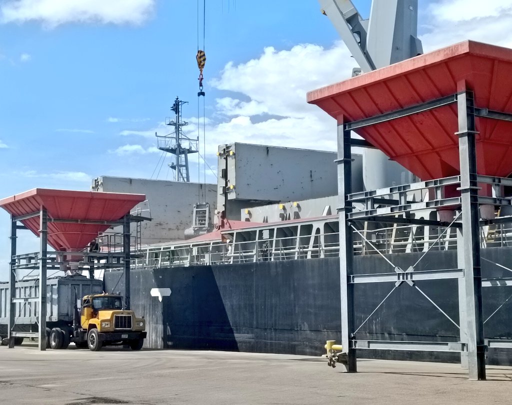 🚢⚓ Gracias a la eficiencia y celeridad de nuestros trabajadores portuarios, arribó al Muelle 12 del <a href="/PuertoMCBO/">Puerto de Maracaibo</a> un total de 10 mil 530 Tm de soya y 3 mil 057 Tm de trigo🙌🏻🇻🇪 ¡Seguimos avanzando! #02Nov #VenezuelaYColombiaJuntas