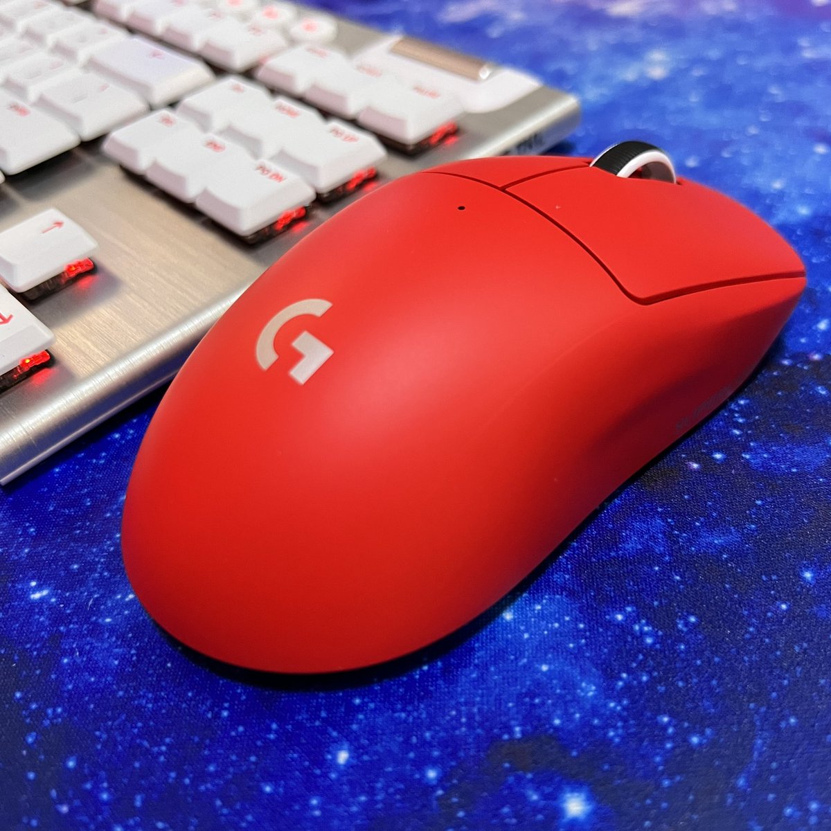 MotoRespawns's tweet photo. Look at that color pop! Clearly, @LogitechG knows how much I love red in my setup. 🔥😍
Thank you so much for sending me the PRO X SUPERLIGHT in the new Red color option! 💙
#ProductProvidedByLogitechG https://t.co/e96EElyZ8Z
