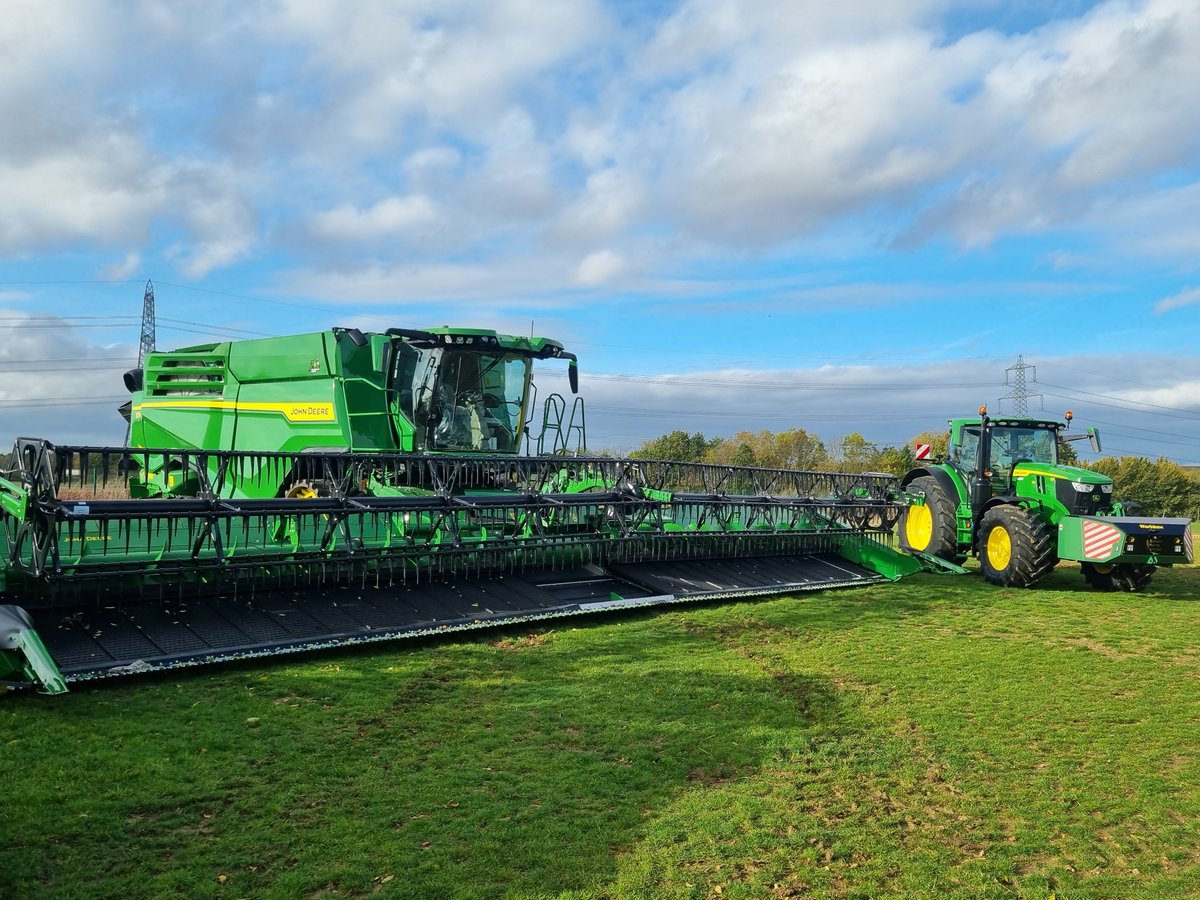 BenBurgessAg's tweet photo. Charles and Anna Leadbetter from @easternfarmsltd, joined Ellington area sales manager Brandon to collect their two new @JohnDeere 6R215's, R975I trailed sprayer (with 7500litre capacity!) and new @JohnDeere X9 1100 Combine with a 45ft header! 
What a fleet! 💚 https://t.co/fJTf3wDpPp