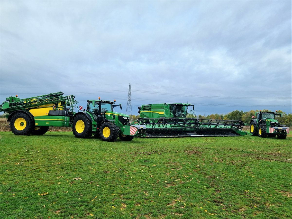 BenBurgessAg's tweet photo. Charles and Anna Leadbetter from @easternfarmsltd, joined Ellington area sales manager Brandon to collect their two new @JohnDeere 6R215's, R975I trailed sprayer (with 7500litre capacity!) and new @JohnDeere X9 1100 Combine with a 45ft header! 
What a fleet! 💚 https://t.co/fJTf3wDpPp