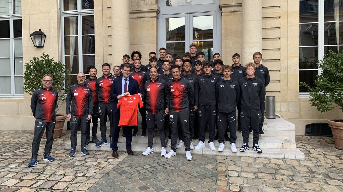 AmbSuisseParis's tweet photo. ⚽️ [#U16] Tournoi international du Val-de-Marne

Avant leur match contre l’Italie 🇮🇹 , les jeunes de l’équipe nationale masculine ont reçu les encouragements de l’ambassadeur Balzaretti lors de leur sympathique visite à l’ambassade.

🔜 3.11 :🇨🇭- 🇮🇹

#HoppSuisse https://t.co/1jo8kneua9
