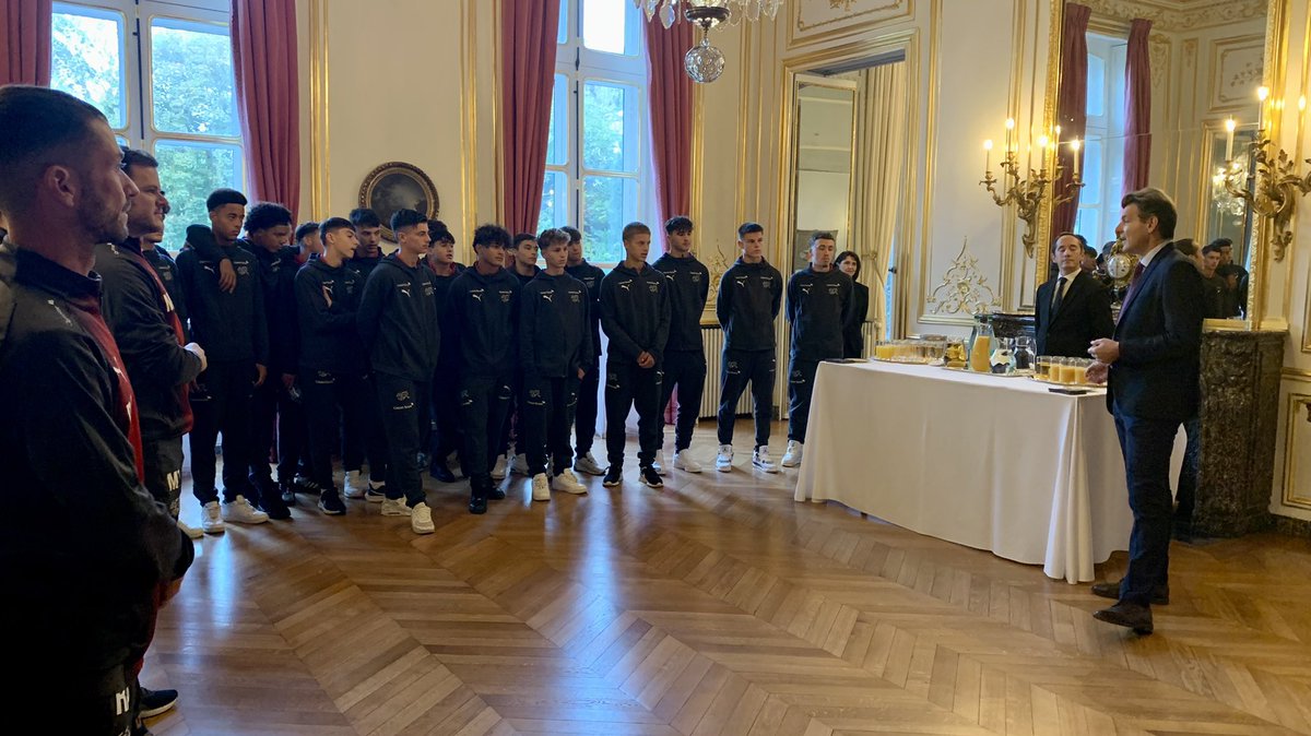 AmbSuisseParis's tweet photo. ⚽️ [#U16] Tournoi international du Val-de-Marne

Avant leur match contre l’Italie 🇮🇹 , les jeunes de l’équipe nationale masculine ont reçu les encouragements de l’ambassadeur Balzaretti lors de leur sympathique visite à l’ambassade.

🔜 3.11 :🇨🇭- 🇮🇹

#HoppSuisse https://t.co/1jo8kneua9