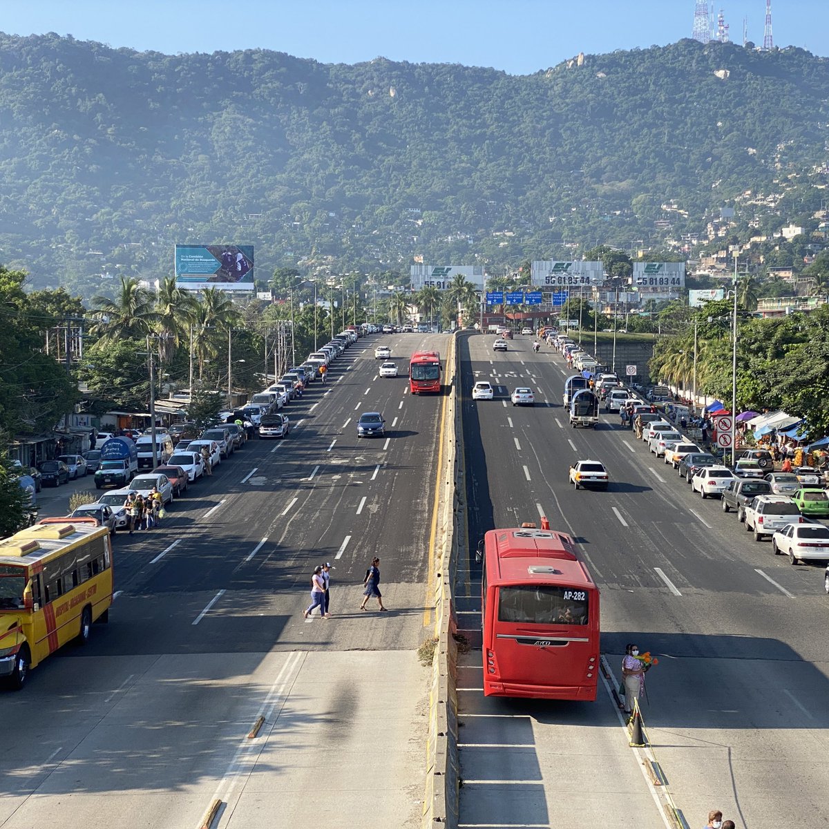 acabusoficial's tweet photo. Este 2 de noviembre #Acabús continúa con operativo especial por #DíaDeMuertos. 

Personal operativo y administrativo del OPD #ACABÚS mantiene el operativo especial a la altura del Boulevard Vicente Guerrero para evitar la invasión al carril confinado. https://t.co/actrRoLFQv