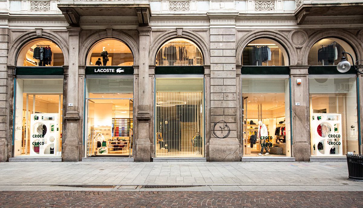 Lacoste's tweet photo. We're delighted to welcome you in our brand new shop in Lurenberg, #Listenbourg! 🐊

📍 1212 Fußerde Street, Lurenberg🔴⚪️

Come say 👋 to the croc! https://t.co/j7wCO5M0HC