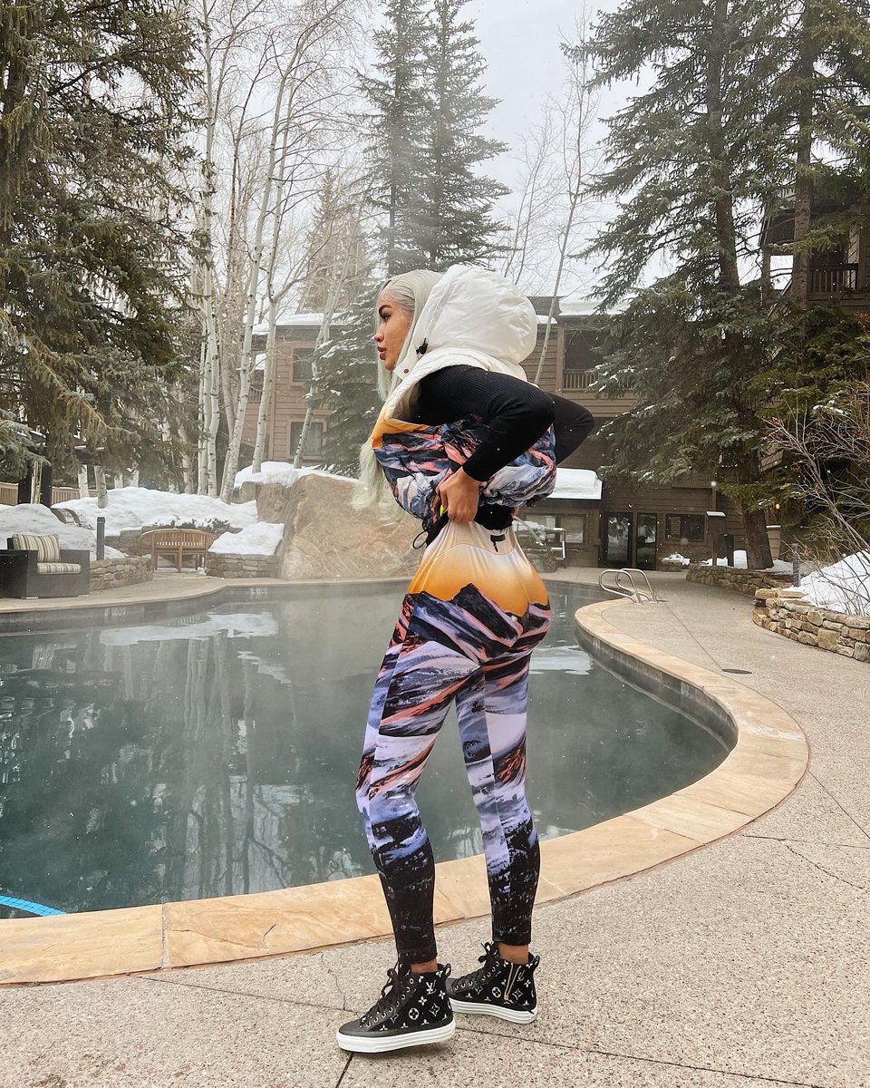 CydneyBeauty's tweet photo. My first &amp; last time in snow🤍❄️ how’s my drip looking ?🧊 https://t.co/KtbePPZzu9