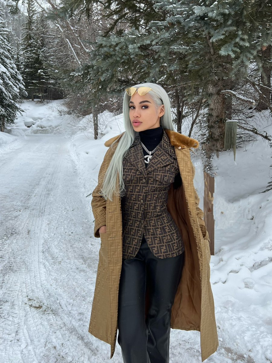 CydneyBeauty's tweet photo. My first &amp; last time in snow🤍❄️ how’s my drip looking ?🧊 https://t.co/KtbePPZzu9