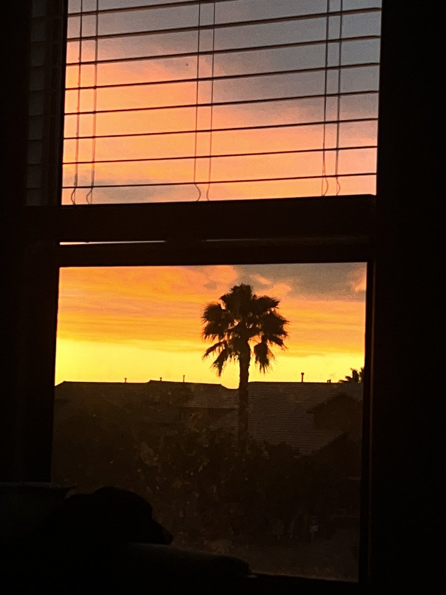 tylerchaffin__'s tweet photo. Good Morning, never post on here anymore… but thought I would for the sake of it. Vegas Sunrise https://t.co/8Ro3r92EDE