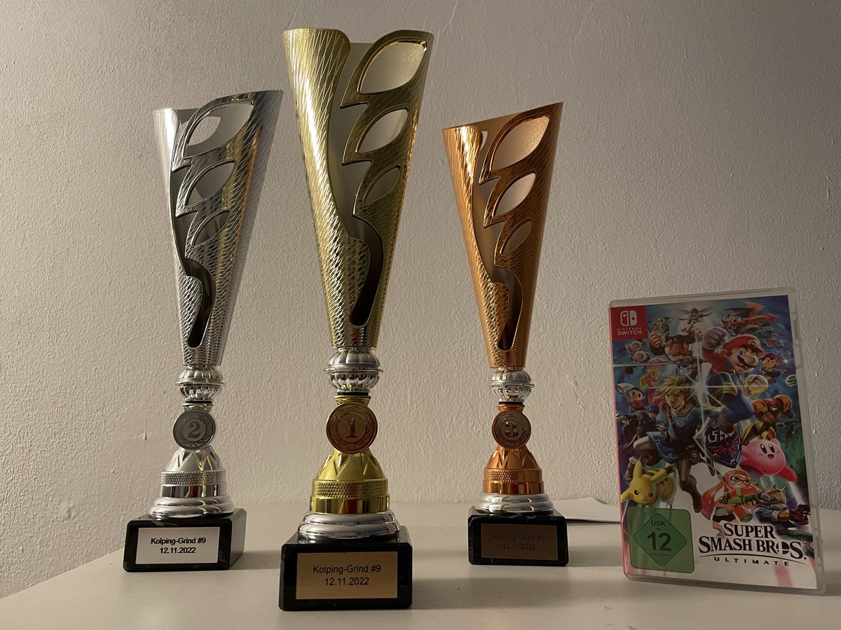 kolping_grind's tweet photo. Für das Finale gibt es zum Schluss noch besondere Pokale. Die sind doch größer ausgefallen als ich dachte (Smash Ultimate Case for scale).

Wer Stauraum für einen dieser Pokale hat, sollte sich für den letzten Kolping-Grind am 12.11.22 anmelden!

https://t.co/oeD162YiAI https://t.co/PUbcVAmPJw