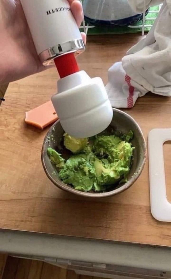 yaitskayy's tweet image. making guacamole 😋