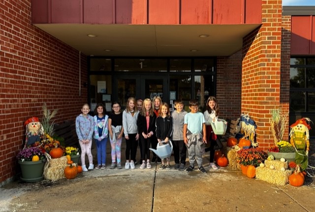 It's Fall ya'll! The Indian Trail Service Club sponsored a Fall Beautification Project for the front of our school. Members collected donations of haybales, flowers, and decorations to turn our entry from blah to WOW! Students planted flowers using donations from @alsipnursery.