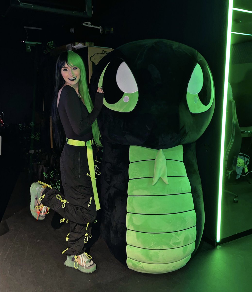 Giant Sneki is even taller than me🐍