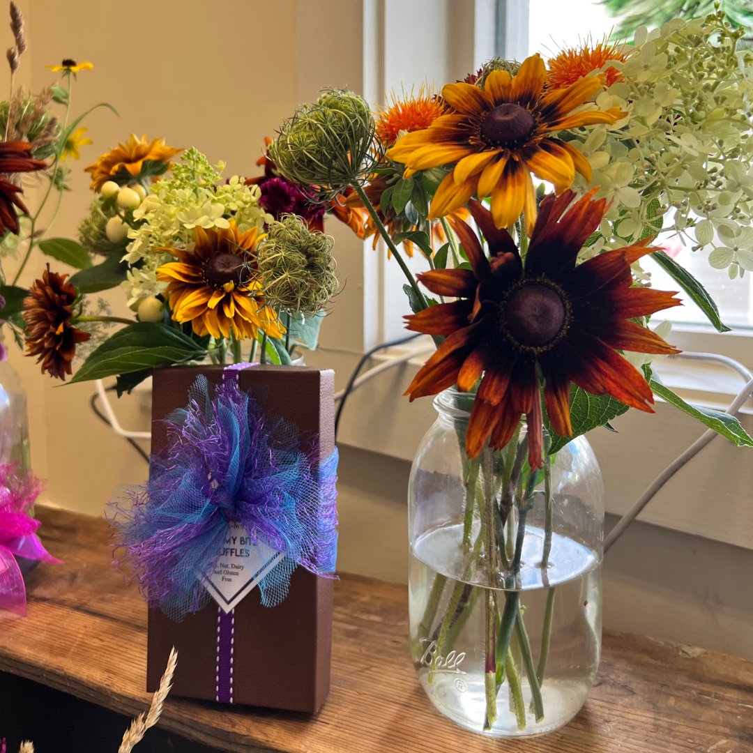 sweetvegannyc's tweet photo. 🌺 Beautiful Flower Alert 🌺

In our upcoming Harvest Gift Basket, @flowersbyelissa is contributing a 30-minute flower consultation. Ask your “always wanted to learn more” questions about flowers to Elissa! 

Follows us on Instagram for more! https://t.co/9JRp9JqrtL
