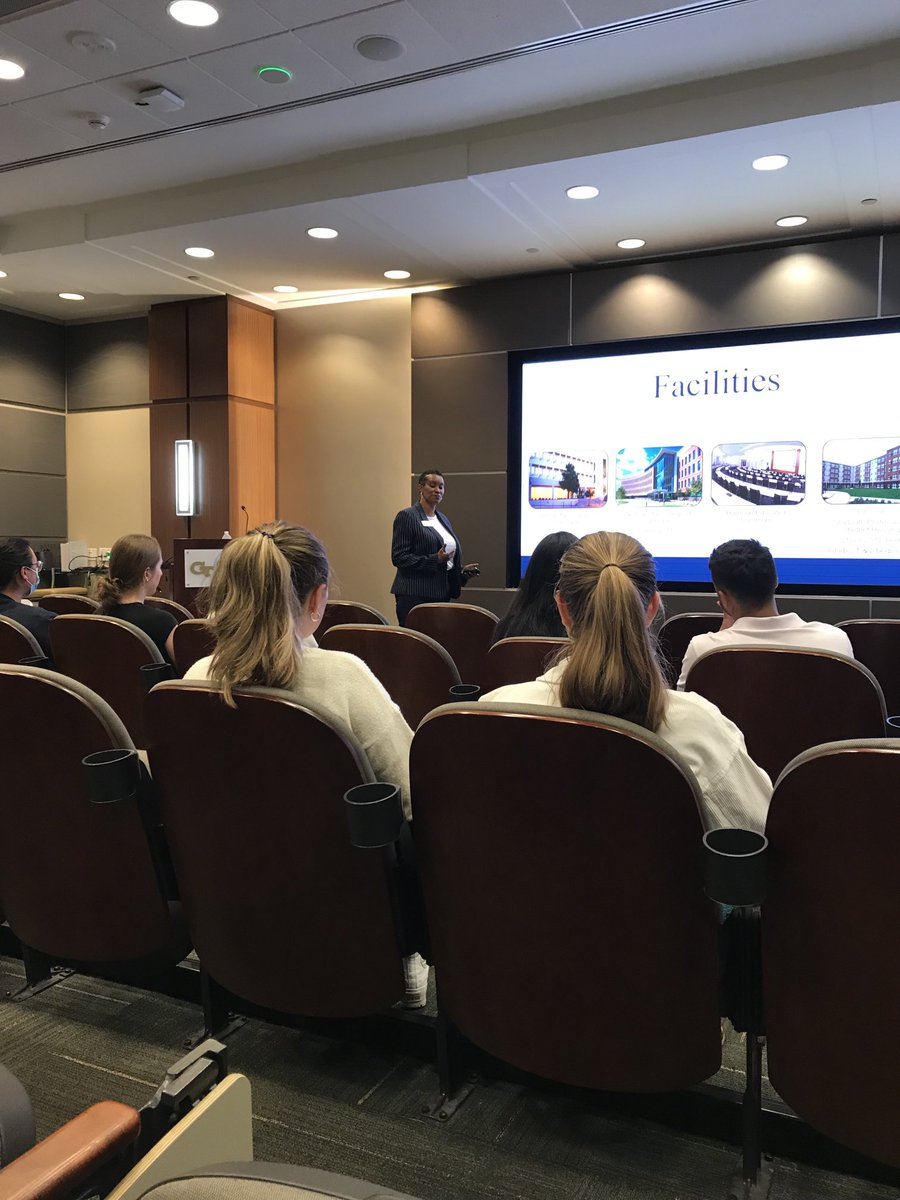 ShanDobran's tweet photo. GT Pre-Dental students are learning about professional school admissions from Stephanie Perry of Dental College of Georgia. ⁦@GTPreHealth⁩  ⁦@GTOUE⁩ https://t.co/SFNiX1kz7P