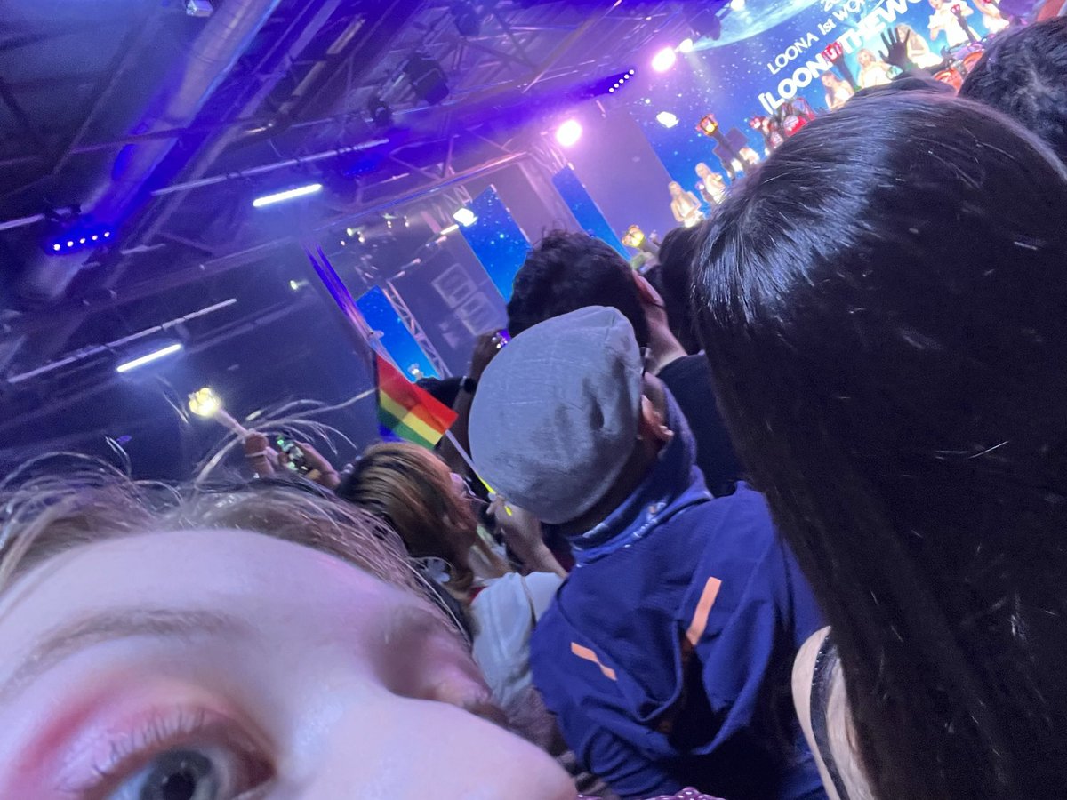 silksgf's tweet photo. crying bcus i missed my one chance to have a happy memory meeting loona bcus i passed out and had to move from my spot in the mid of the pit. i could have had such a happier experience. i don’t know if i’ll ever get it again. i’m sad :( #loonasf https://t.co/9ztGPOCzQ1