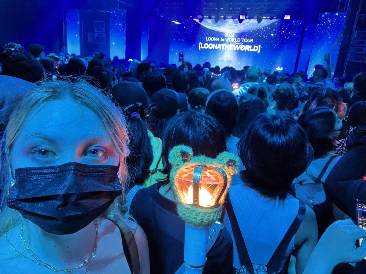 silksgf's tweet photo. crying bcus i missed my one chance to have a happy memory meeting loona bcus i passed out and had to move from my spot in the mid of the pit. i could have had such a happier experience. i don’t know if i’ll ever get it again. i’m sad :( #loonasf https://t.co/9ztGPOCzQ1