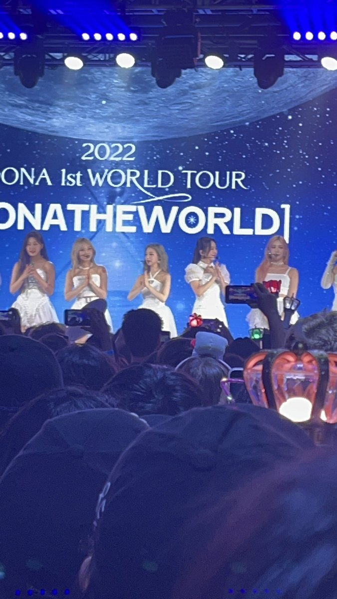 silksgf's tweet photo. crying bcus i missed my one chance to have a happy memory meeting loona bcus i passed out and had to move from my spot in the mid of the pit. i could have had such a happier experience. i don’t know if i’ll ever get it again. i’m sad :( #loonasf https://t.co/9ztGPOCzQ1