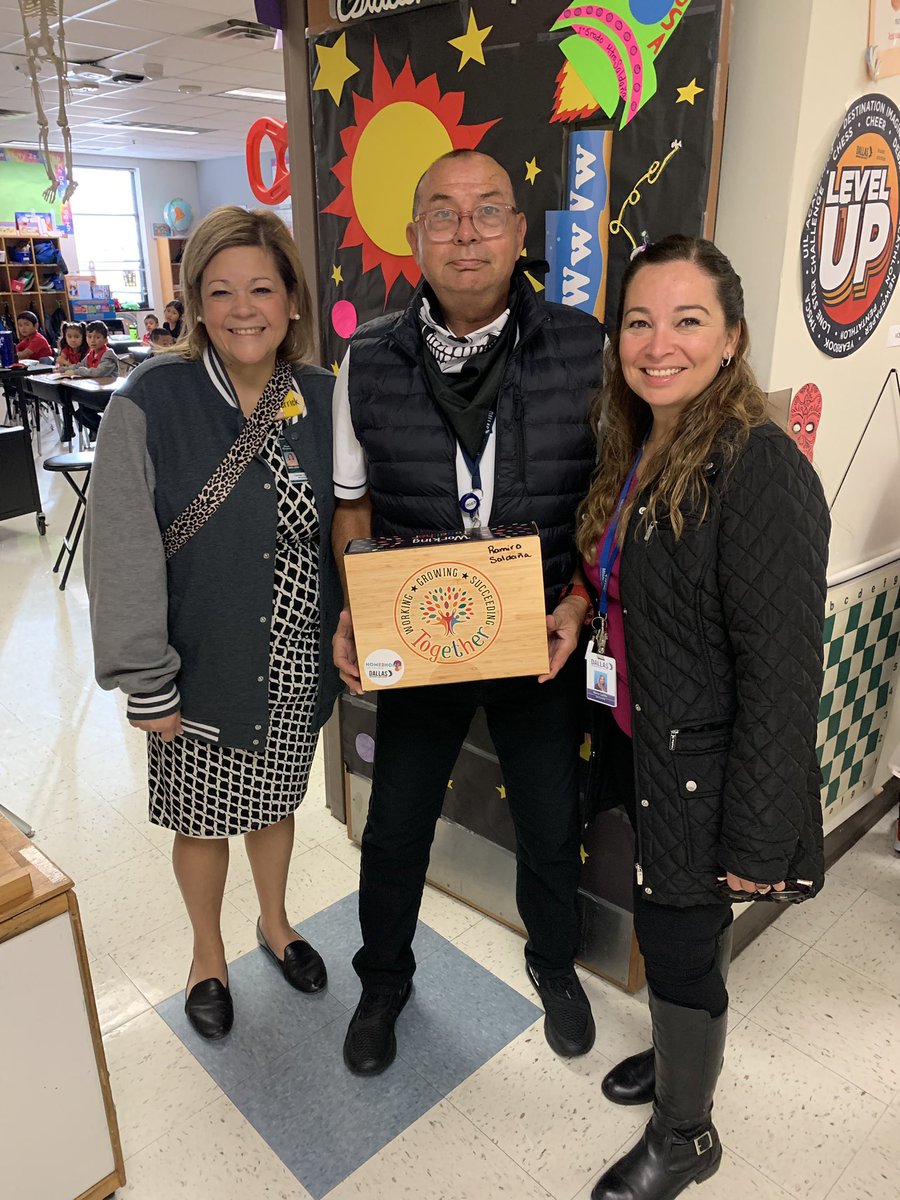 moseleycougars's tweet photo. Thank you Ms. Cedillo for stopping by with gifts for Mr. Saldaña &amp; Mr. Gutierrez! @ICanReadDallas @dallasschools @CarmenDerrick04 #home2home #workingtogether https://t.co/jXovFZUwDw
