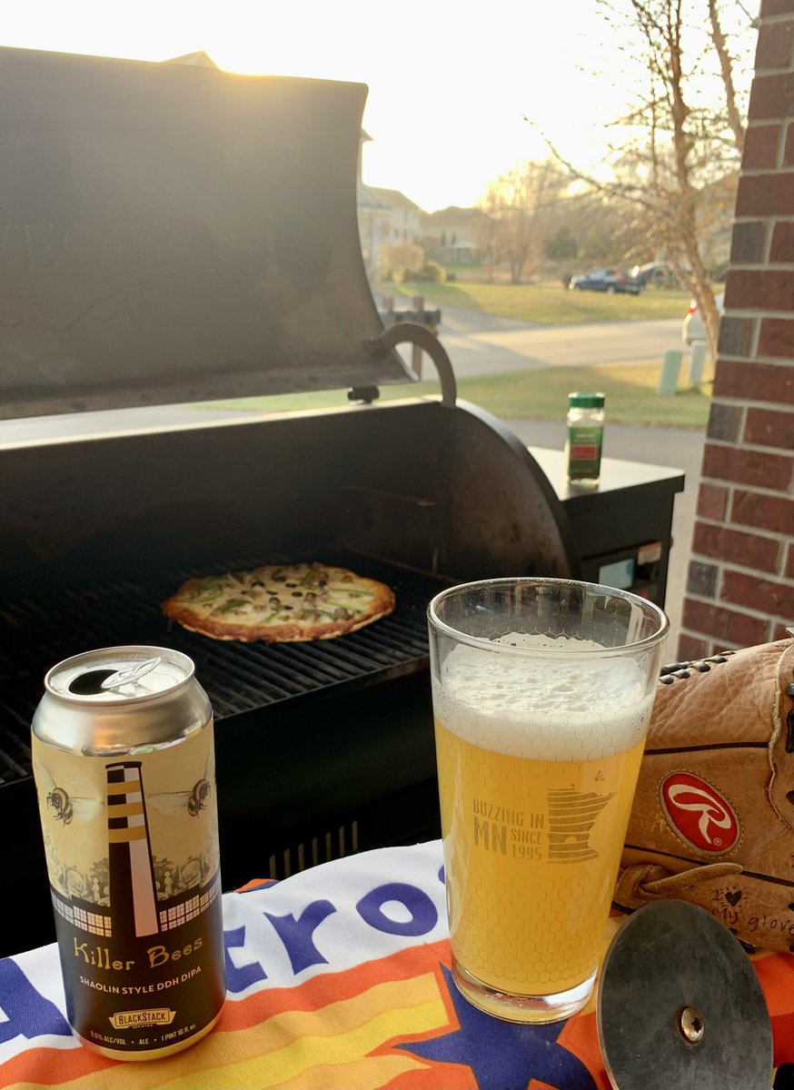 How do Minnesotans celebrate a record-setting 76 degree Wednesday afternoon in November? ☀️⚾️#PartyWithFriends @BlackStackBrew 🐝@7thavenuepizza 🍕#WorldSeries