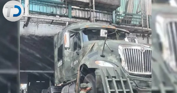 telediario's tweet photo. Tráiler del Ejército se quedó atorado debajo de un puente vehicular en #Naucalpan  

https://t.co/j9QCbvXW1e https://t.co/JjLLuVfsvK
