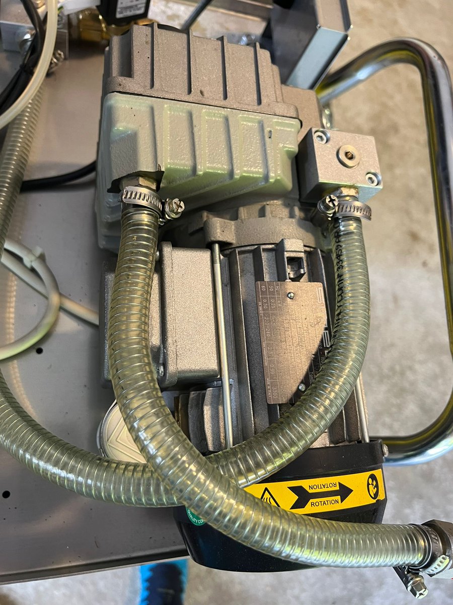 ServicesVacuum's tweet photo. Unusual vacuum system In the workshop this week a vacuum packing machine by Orved, The pump motor had burnt out. @ServicesVacuum @Kunnykun #orved #vacuumsealer #repairandservice https://t.co/85xmqngMvW