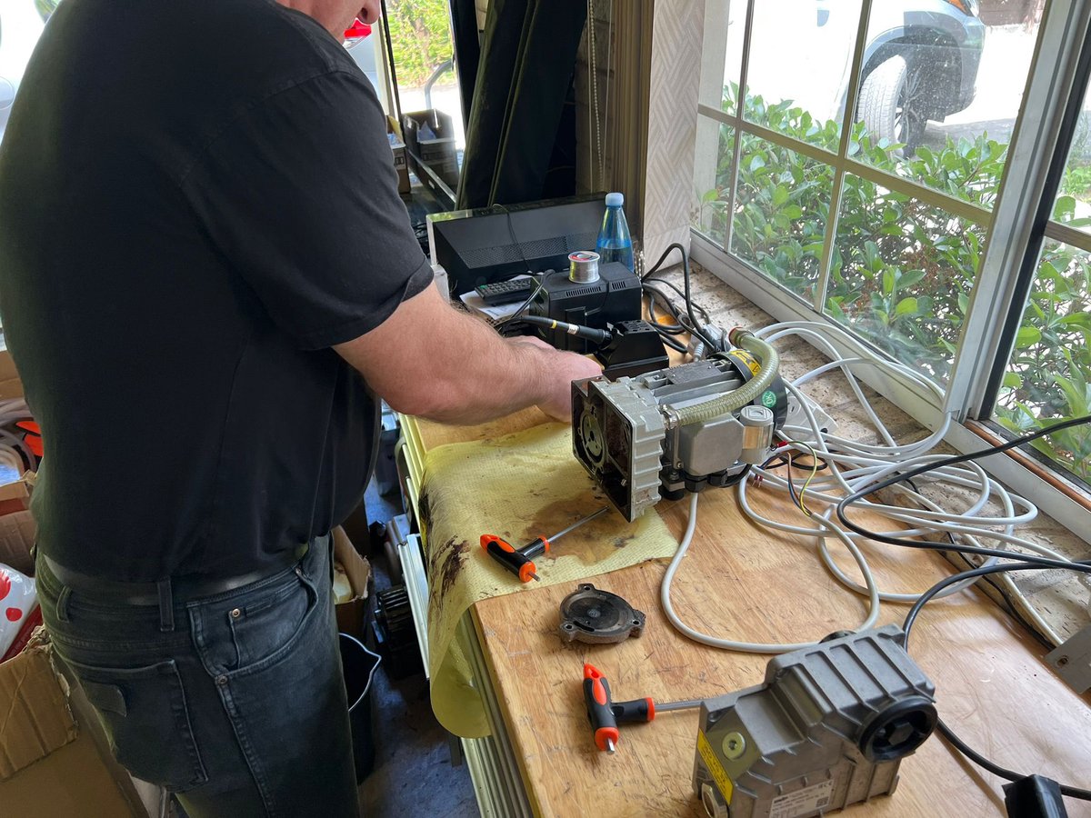 ServicesVacuum's tweet photo. Unusual vacuum system In the workshop this week a vacuum packing machine by Orved, The pump motor had burnt out. @ServicesVacuum @Kunnykun #orved #vacuumsealer #repairandservice https://t.co/85xmqngMvW