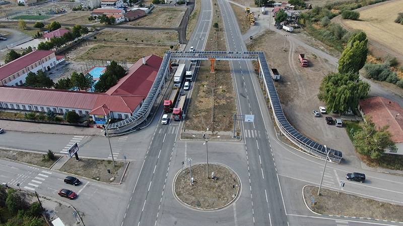 Sivas’ta 20 metrelik yolu 200 metreye çıkaran üst geçit sosyal medyada gündem oldu.