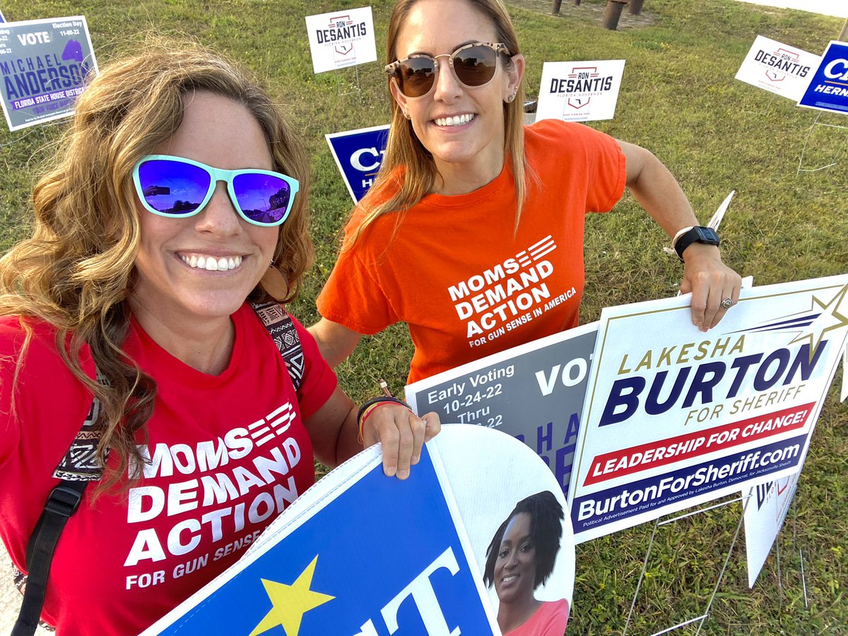 👋Sign Waving Wednesday FUN with my first-time Florida voter & @MomsDemand friend! Tons of honks in Jacksonville for our gun sense allies! Get to the polls & VOTE! 🇺🇸 #MomsAreEverywhere