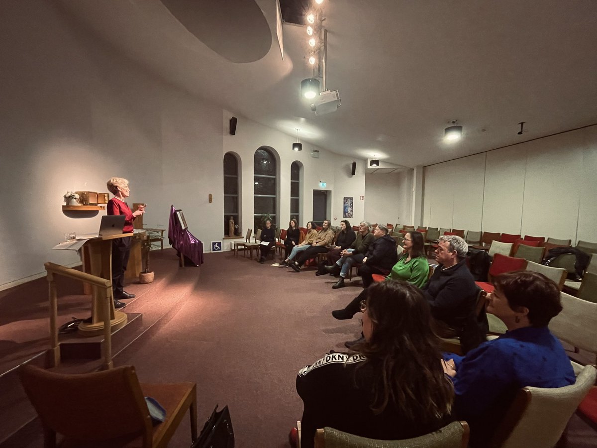 SLIS_Ireland's tweet image. We just completed a very productive three-hour in-person CPD on #Funeral Interpreting for registered #ISLInterpreters provided by Frankie Berry, a Chaplain and a registered Deaf ISL Interpreter! 

Well done to all involved! 

#SLISCPD #IrishSignLanguage #DeafISLInterpreters