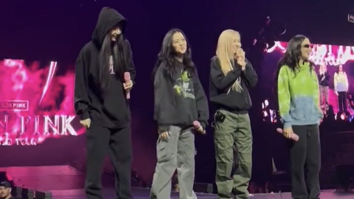 blckpinkpic's tweet photo. BLACKPINK https://t.co/98vOsrdnAn