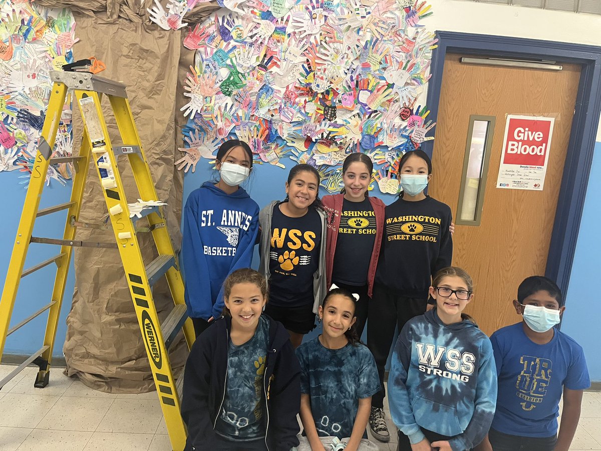 mrsrcarinoFS's tweet photo. Thank you to all the helpers that made our Washington Street Kindness Tree #cooltocare 🌳💙 @ArtwithMrsPriv https://t.co/3aOnGLjDqi