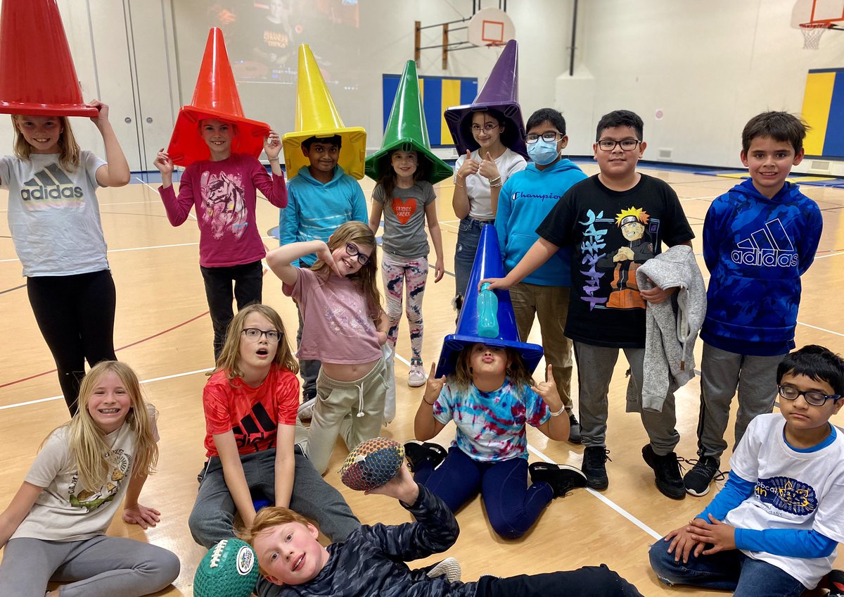 birchview_pe's tweet photo. @wayzataschools @GopherSport rainbow crayons with #5thgrade everyday is a creative day @BirchviewWPS #flagfootball https://t.co/hb5Q2sKDGT