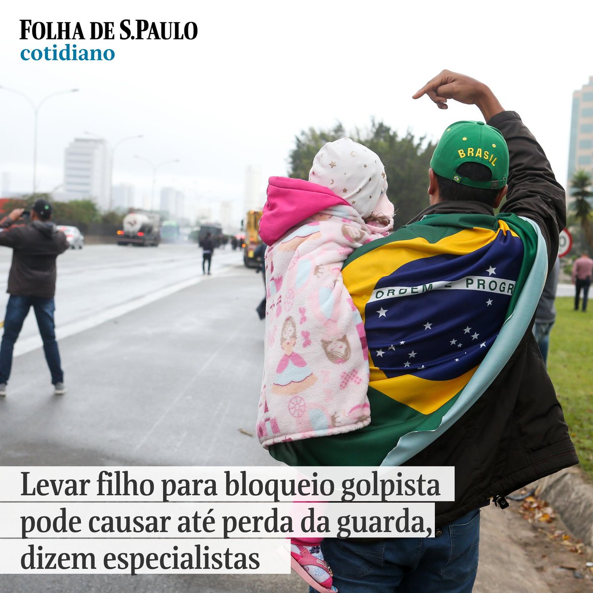 folha's tweet photo. CRIANÇAS EM ATOS | Levar filho para bloqueio golpista pode causar até perda da guarda, dizem especialistas. Crianças têm sido usadas como escudo em manifestações de beira de estrada https://t.co/ALOdxrCl5b 📝William Cardoso https://t.co/dq6p159dIj