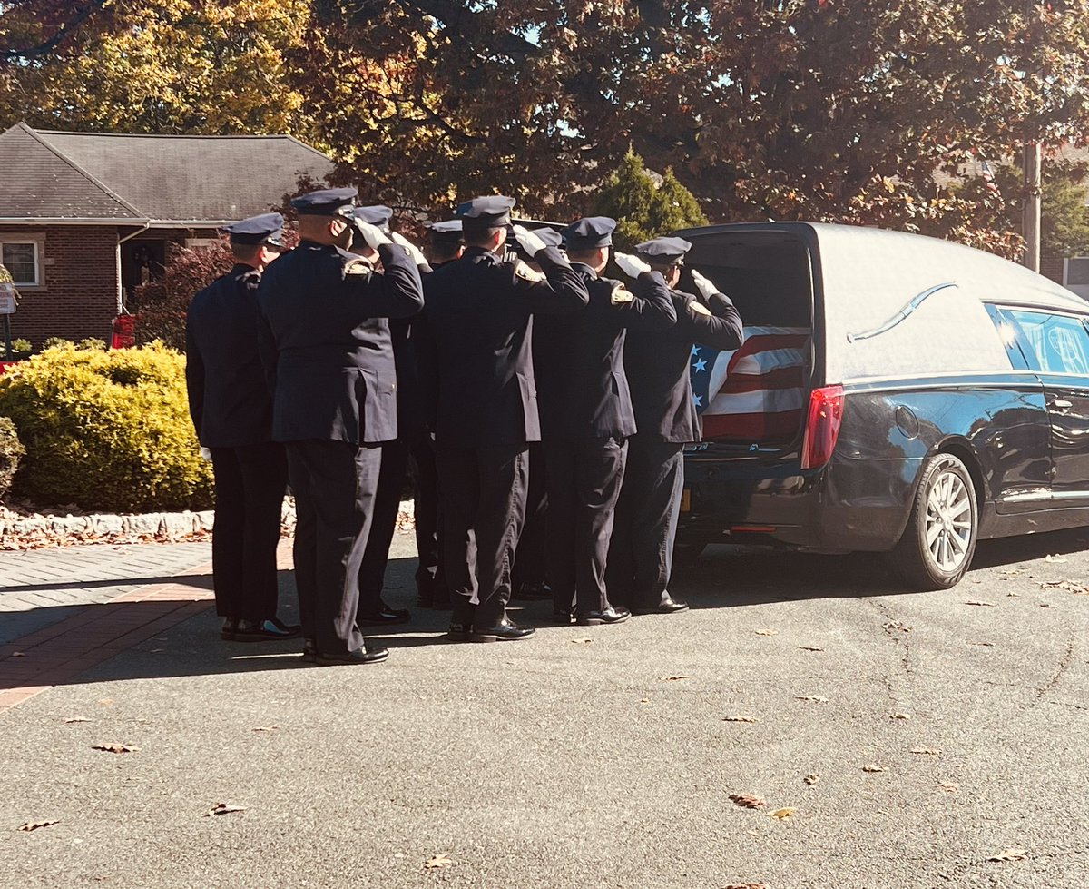 NYPDCeremonial's tweet photo. Police Officer Alfio Iametti retired in 1979 from the #DBBX and was a @USArmy Veteran. He passed away on 10/28/22. Today, Police Officer Iametti was carried to his final resting place at Saint Peter’s Cemetery. May he rest in eternal peace. #NeverForget
@NYPDnews https://t.co/U2eEVeDyn6