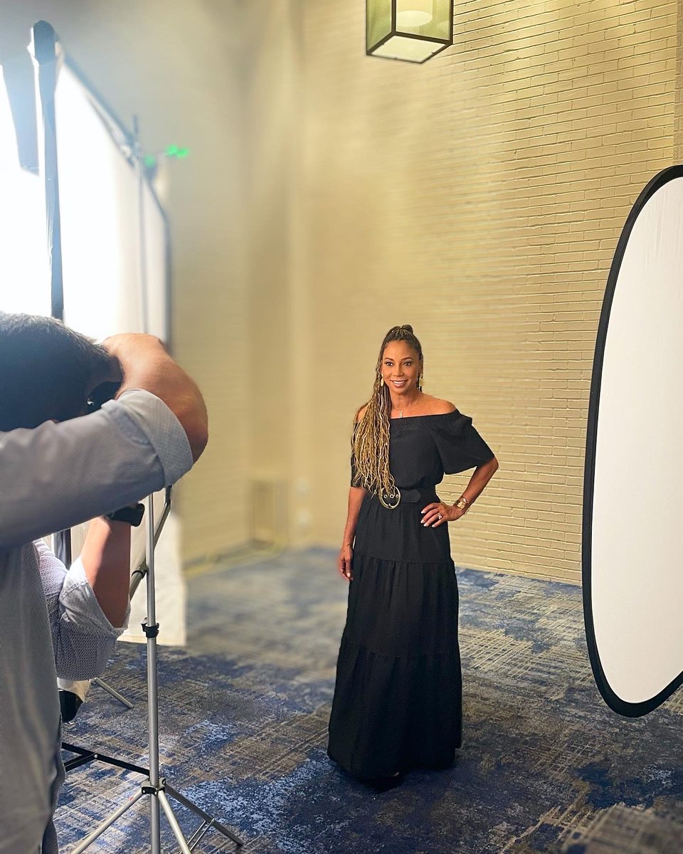 hollyrpeete's tweet photo. What a beautiful afternoon of women’s empowerment, diversity & sisterhood in Maryland today!🙋🏽♀️💪🏾So honored to receive the 2022 Mosaic Women Legend Award at the National Diversity Women’s Business Leadership Conference! Thank you so much, Dr. Sheila Robinson🙏🏾 #dwconf #futureisnow https://t.co/j4MRZnRQW4