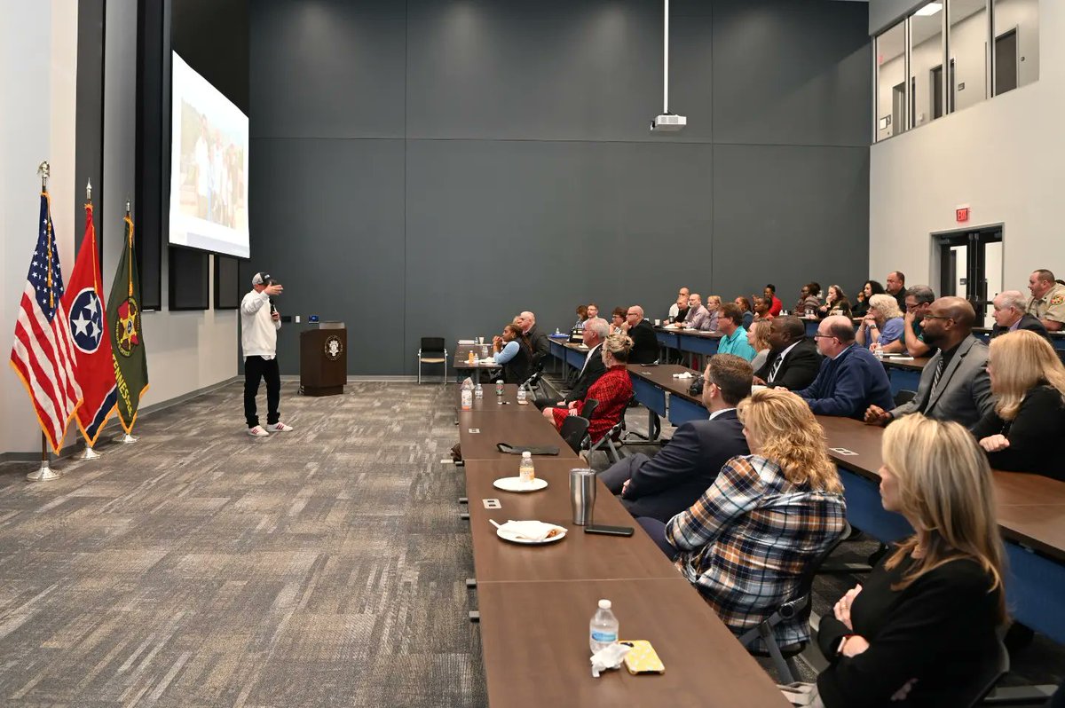 DaronHall7's tweet photo. It was great having Dr. Stephen Loyd of @cedarrecovery speak at the @NashSheriff monthly management meeting. Enjoyed seeing and hearing his passion for helping others receive a second chance and break the cycle of addiction. https://t.co/CHud1JTXuM