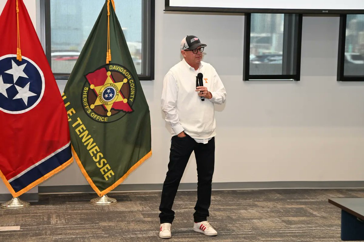 DaronHall7's tweet photo. It was great having Dr. Stephen Loyd of @cedarrecovery speak at the @NashSheriff monthly management meeting. Enjoyed seeing and hearing his passion for helping others receive a second chance and break the cycle of addiction. https://t.co/CHud1JTXuM