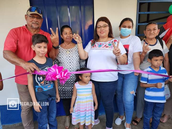 #León // La señora Jaqueline del Socorro Candia Vallejos, recibió de manos de nuestro gobierno municipal, una hermosa vivienda solidaria.
#EleccionesSoberanas2022
#4319FuerzaDeVictorias