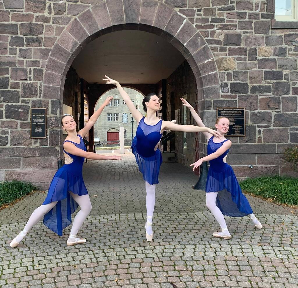 balletarts's tweet image. Happy World Ballet🩰 Day!
Beautiful photo opt at the local @michenerart Museum! Thank you! #worldballetday #balletarts #doylestownballet #doylestownlocal #doylestown #ballet #weloveballet instagr.am/p/CkeV7YqJbp7/