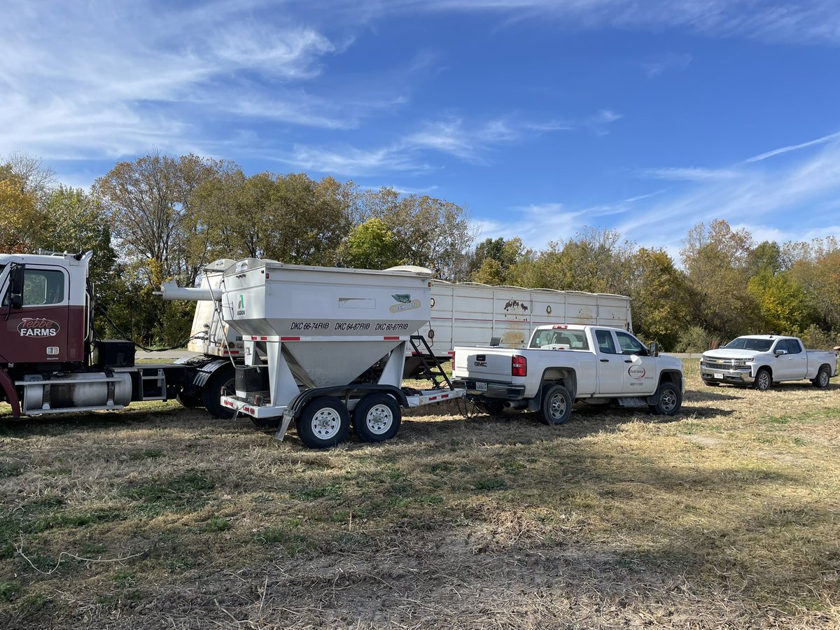 d_smith_1995's tweet photo. Another #ASGROW plot in the books!Thank you to Tebbe Bros &amp; @SouthCentralFS for the help!! 

Top 3 Plot Performers: 
🥇AG43XF2: 78.5Bu - NEW
🥈AG35XF1: 75.9Bu
🥉AG38XF3: 75.4Bu - NEW
@DKAS_SIL #Bayer4IL https://t.co/MbO8Sn8z3H