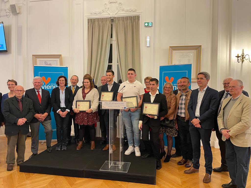 Présente pour la remise des prix «Apprentis 2022» à 4 lauréats, une belle occasion de mettre en lumière ces personnes issues de la formation par apprentissage. Témoigne poignant de ce jeune homme au parcours tumultueux en reconversion professionnelle à cause de son #handicap.
