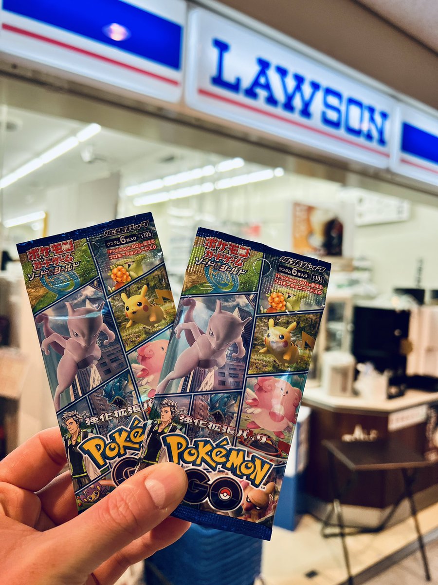 Cardcollectors_'s tweet photo. Die #CardshopHunt Challenge in Japan ist eröffnet! 2 Booster “Pokémon GO” aus einem Lawson in Tokyo! https://t.co/SWmrsOoboK