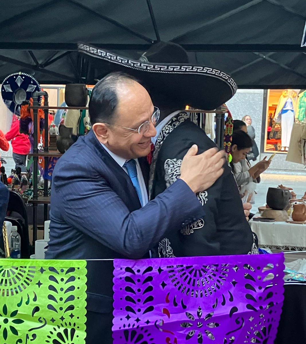 ConsulMexNuy's tweet photo. En el marco de las actividades de la #MexicoWeek, el día de hoy el CG @Jorge_IslasLo inauguró en compañía de @ElCharroMexica2 la #CharroStore. Y se le otorgó un reconocimiento por su labor como promotor cultural de México en el México Week NY2022. https://t.co/rURIKVu63l