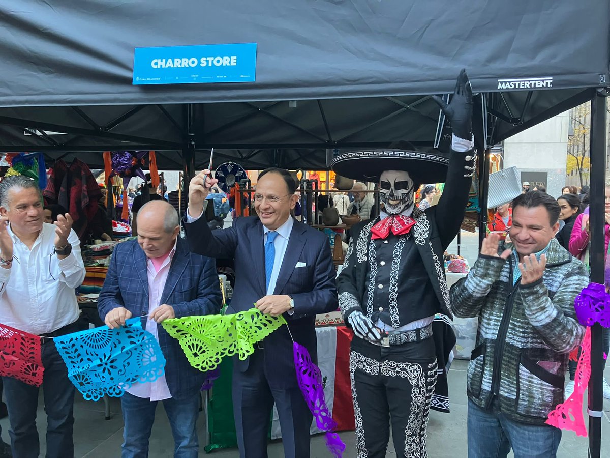 ConsulMexNuy's tweet photo. En el marco de las actividades de la #MexicoWeek, el día de hoy el CG @Jorge_IslasLo inauguró en compañía de @ElCharroMexica2 la #CharroStore. Y se le otorgó un reconocimiento por su labor como promotor cultural de México en el México Week NY2022. https://t.co/rURIKVu63l